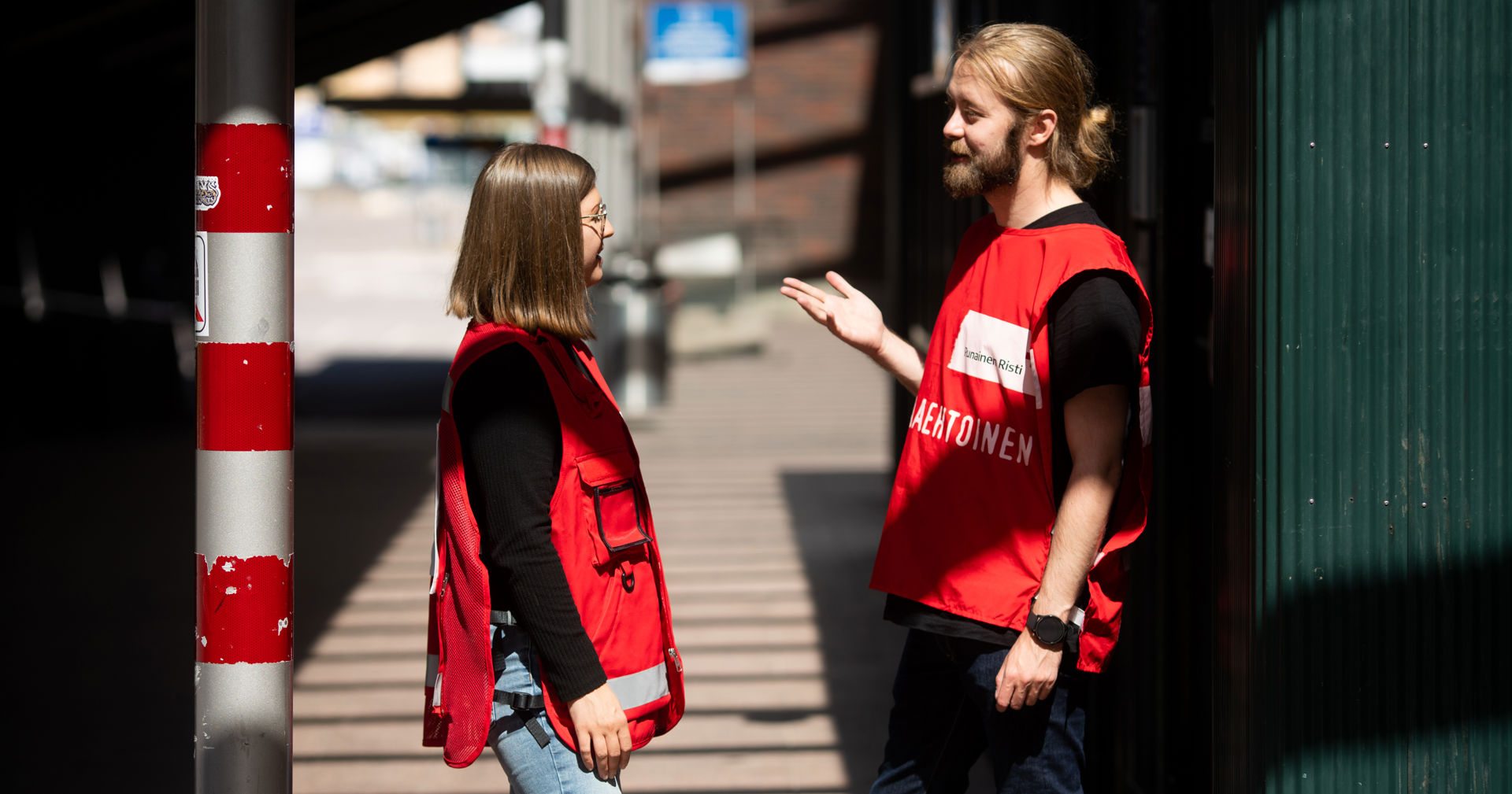Two Finnish Red Cross volunteers are chatting in the sunshine.
