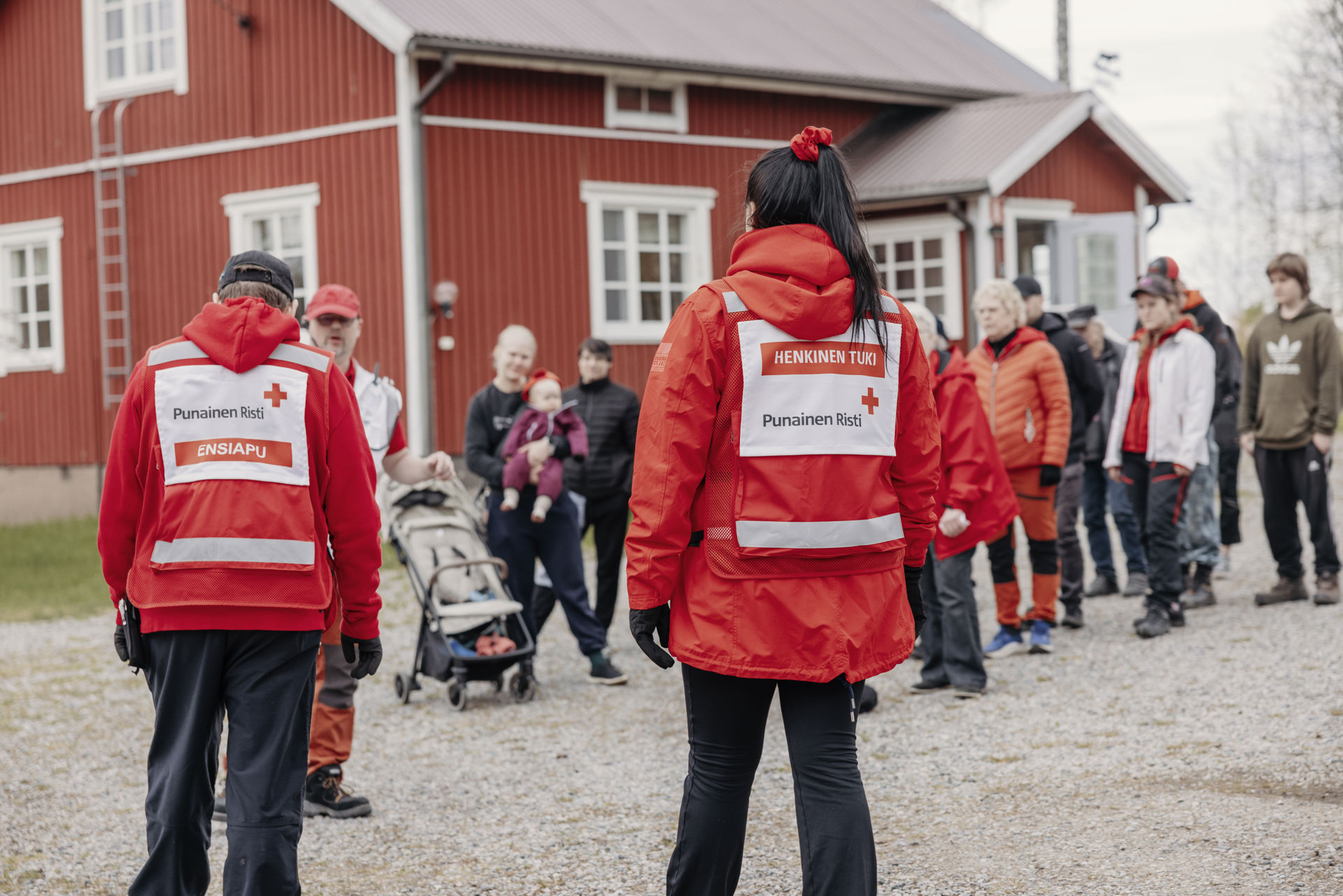 Finnish Red Cross volunteers in a preparedness exercise. In the foreground, two people in Red Cross vests.