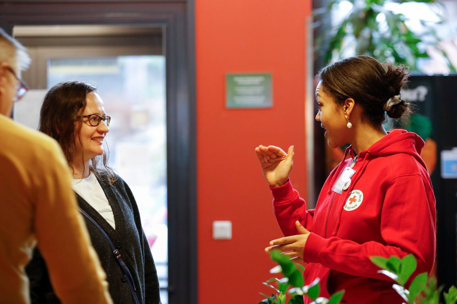 A trainer from the Finnish Red Cross is talking with a person.